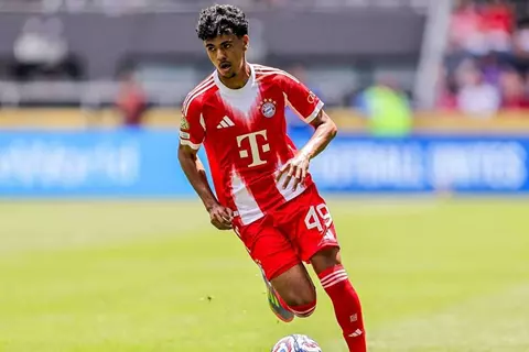 الدوري الإنجليزي يستقطب موهبة مغربية جديدة.. آدم أزنو إلى إيفرتون